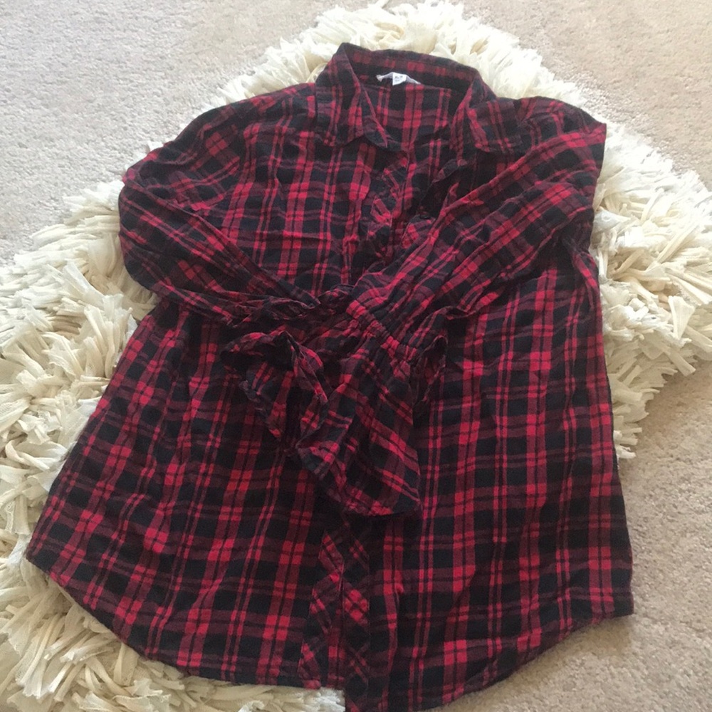 Woman’s buffalo check button down.🎄